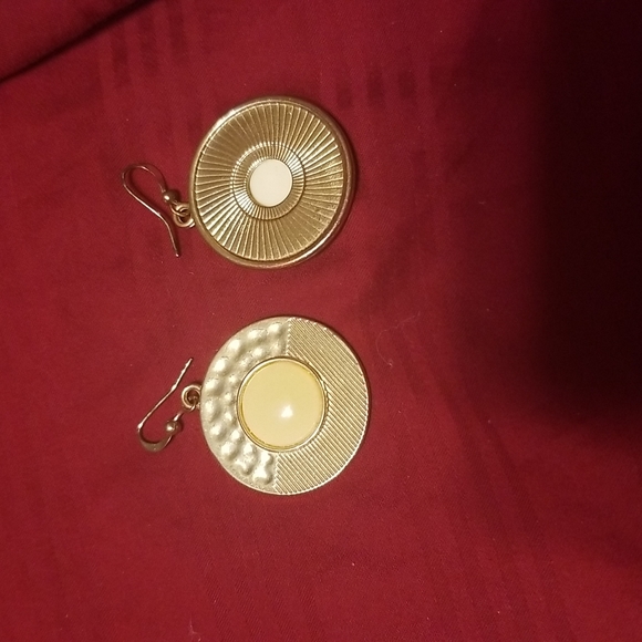 Gold and yellow circle earrings. - Picture 3 of 3